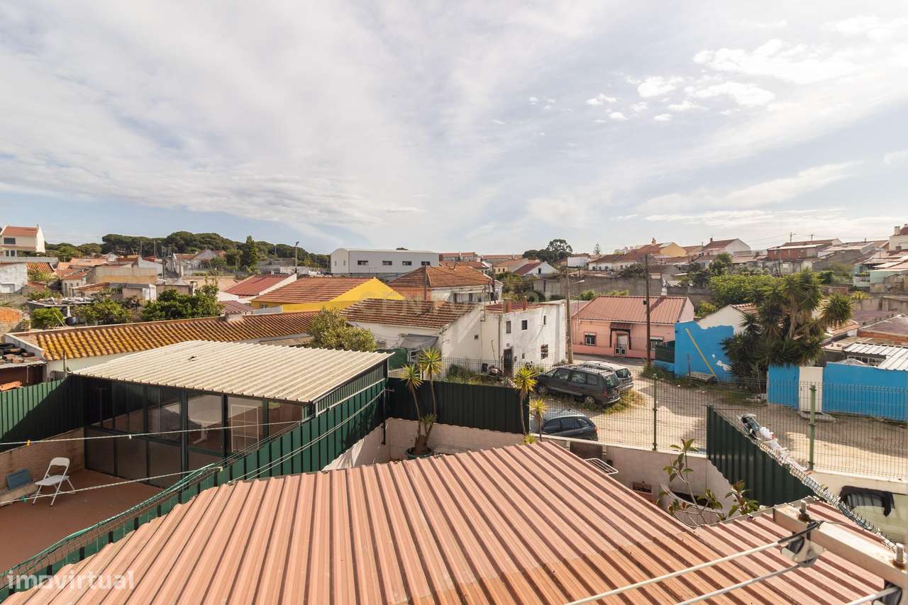 Magnifico T2, no Laranjeiro, perto do Alfeite, construção de 2002, pré-21