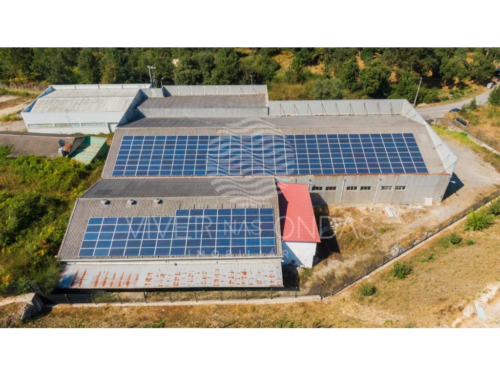 Armazém industrial com PT próprio e painéis solares