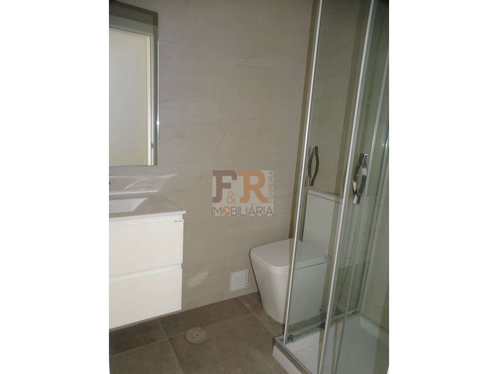 Moradia Geminada Duplex T3 semi-nova com Pérgula , Fernão Ferro
di...-15