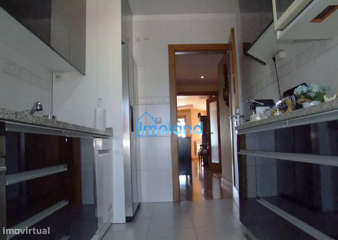 Apartamento T3 com Terraço e 3 Casas de Banho-7
