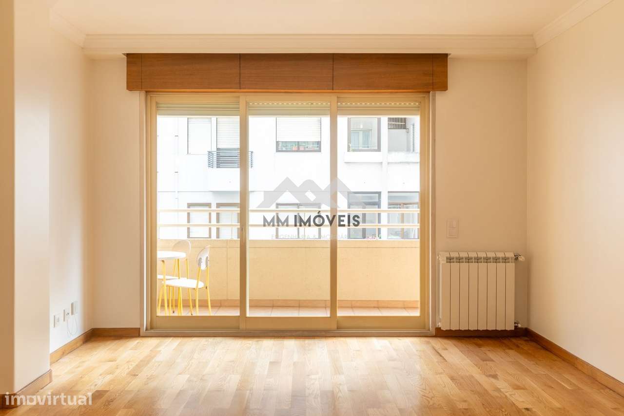 Apartamento T1 | Varanda | Exposição Sudeste | Garagem | Arrumos | Rua - Grande imagem: 2/32