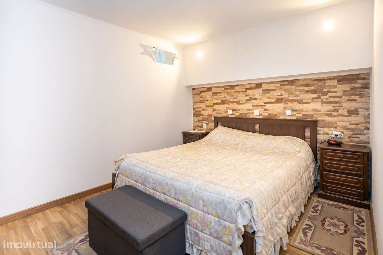 Moradia Geminada com Jardim, Cave e Garagem.-8