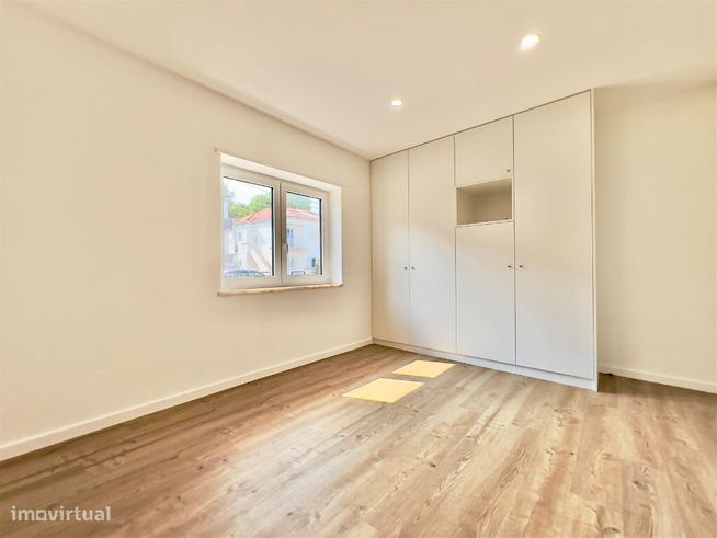 Apartamento T4 com garagem em zona da Guarda Inglesa, Santa Clara-6