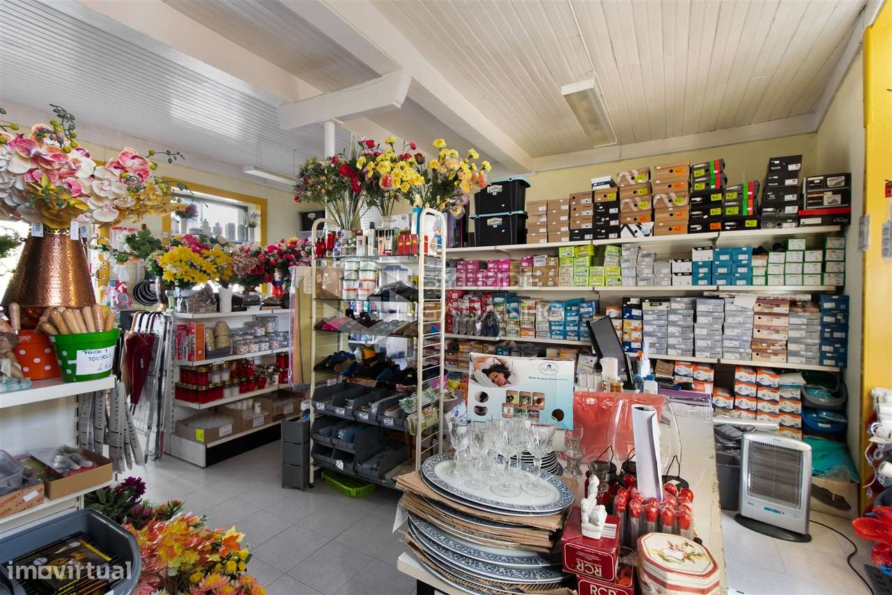 Prédio para venda centro de Caria com comércio no rés-do-chão e ampla-24