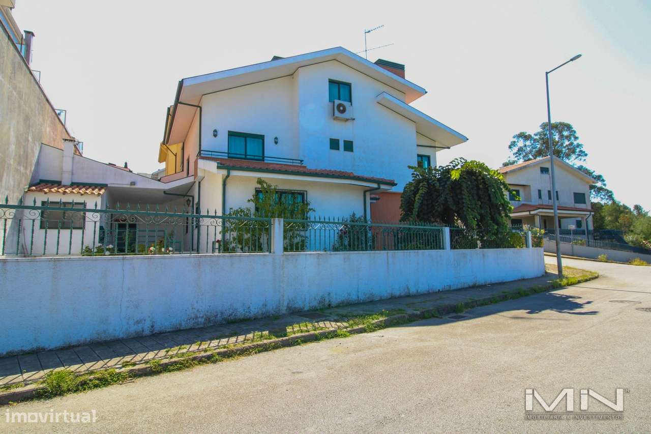 Moradia T4 de Gaveto em Gondomar: Luxo, Sol e Acesso Imediato à A41-50