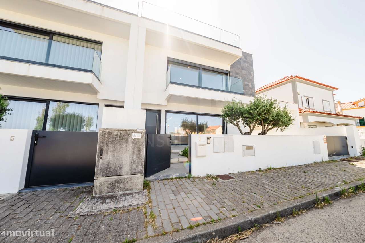 Moradia T3+2 Moderna com Vista Mar e Terraço Panorâmico-18