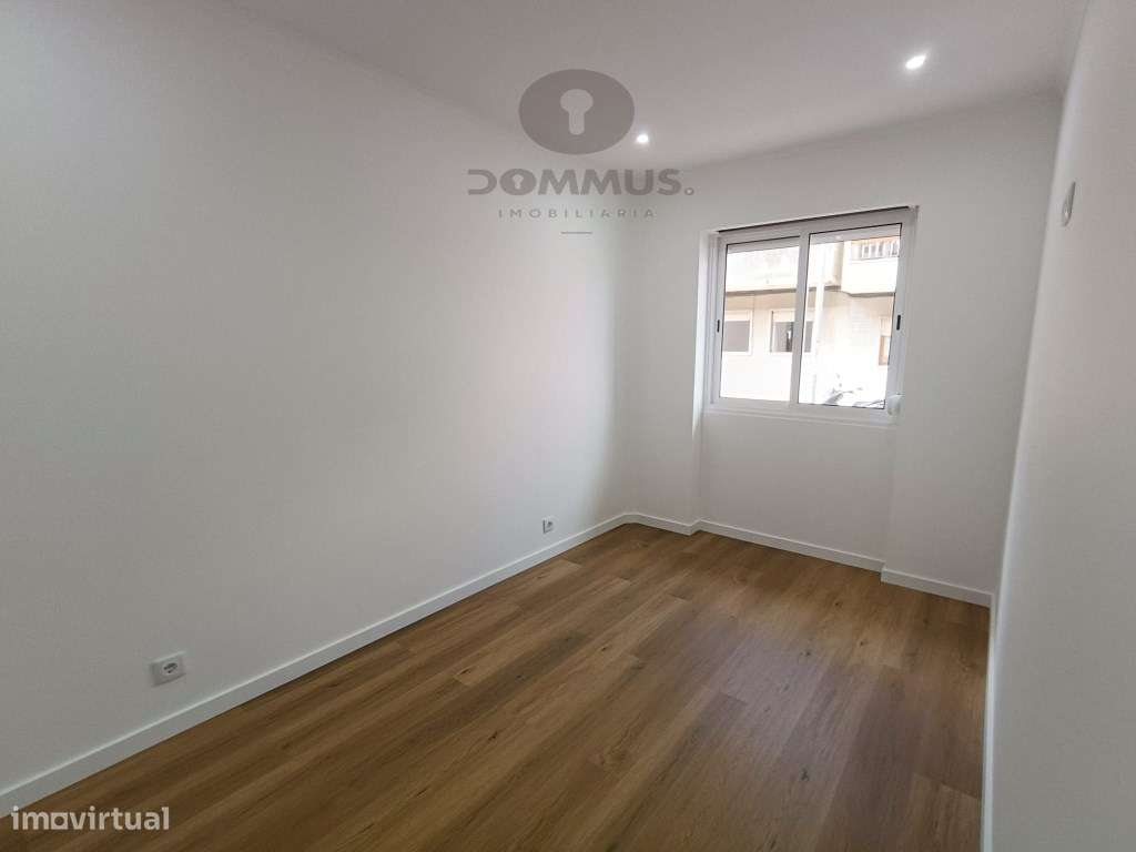 Apartamento T2+1 Renovado na Buraca-12