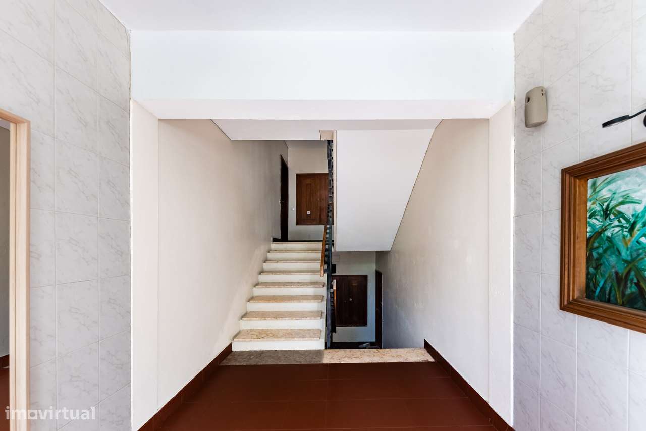 Apartamento T7 com 3 casas de banho e varandas | ou T4 + T3-19