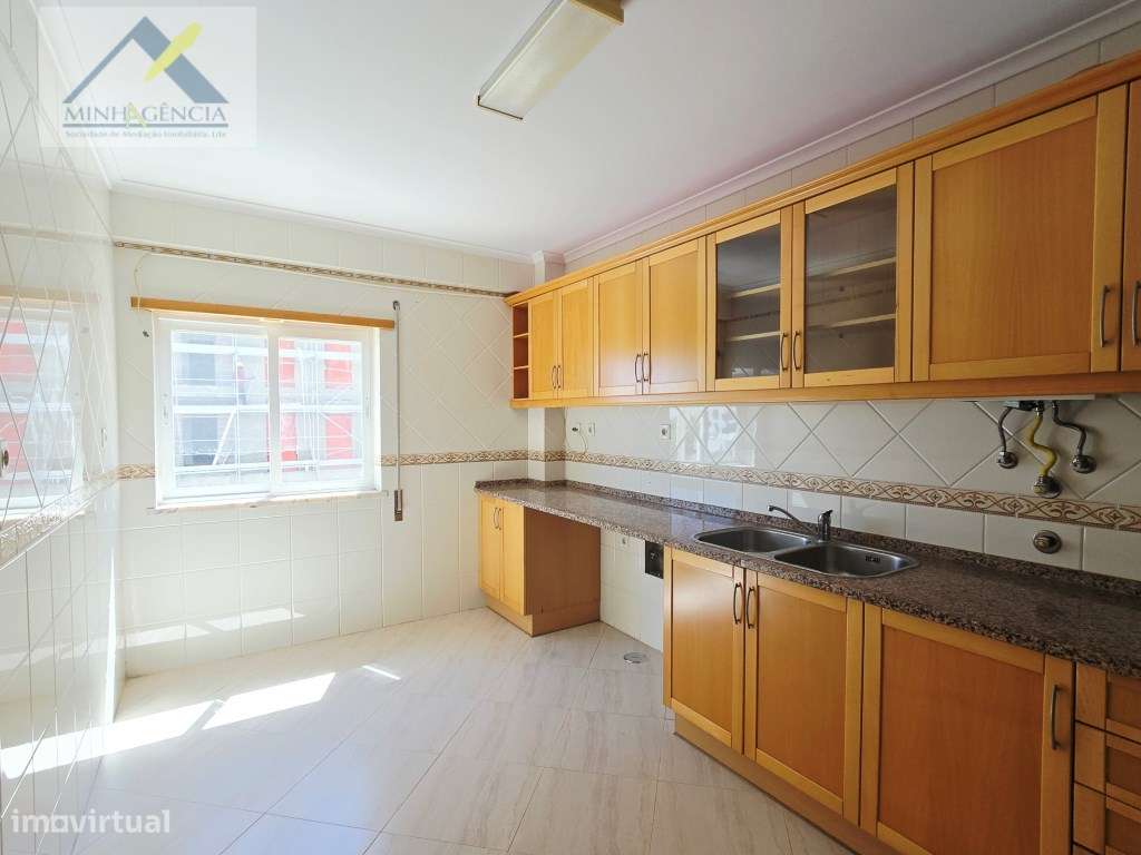 Apartamento T2 com arrecadação no Bairro Afonso Costa em Setúbal-0
