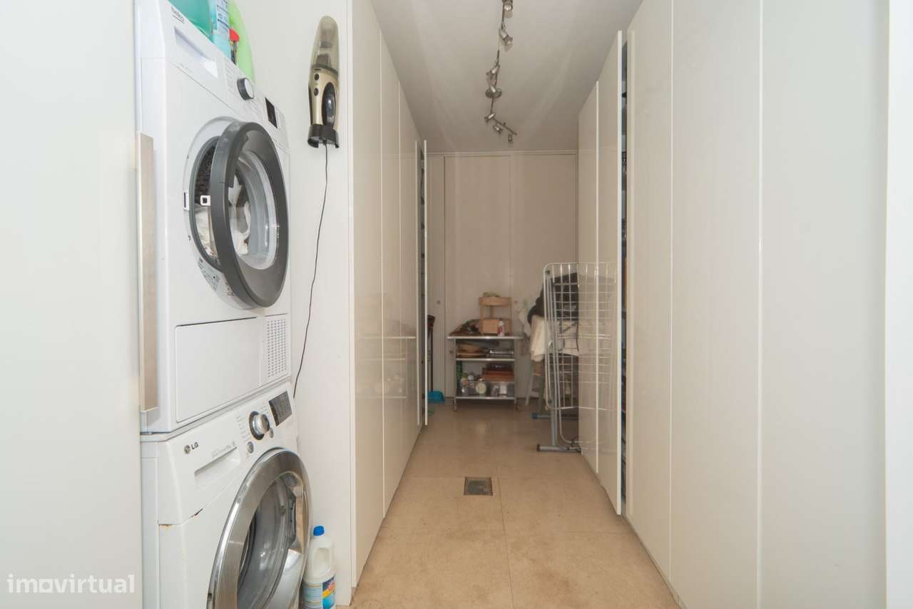 Moradia Contemporânea com Vista Mar e Piscina, Próxima da Beloura e Es-8