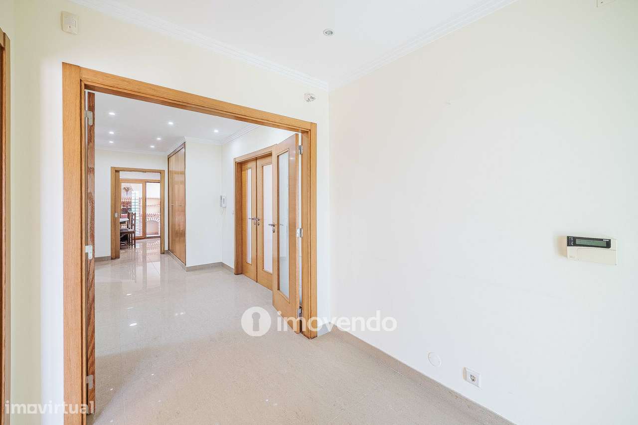 Moradia T4, com condomínio com piscina, em Almargem do Bispo-38
