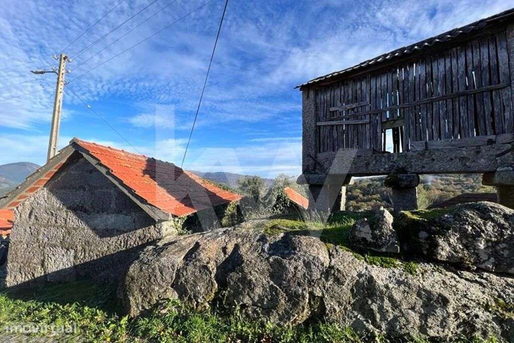 Casas para recuperar em Aldeia Preservada de Carvalho de Rei na Serra - Grande imagem: 4/17
