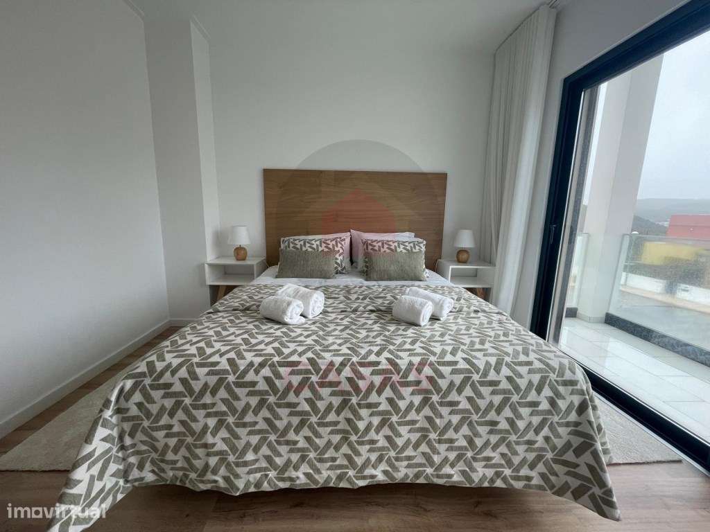 Moradia de arquitectura moderna com piscina privada-33