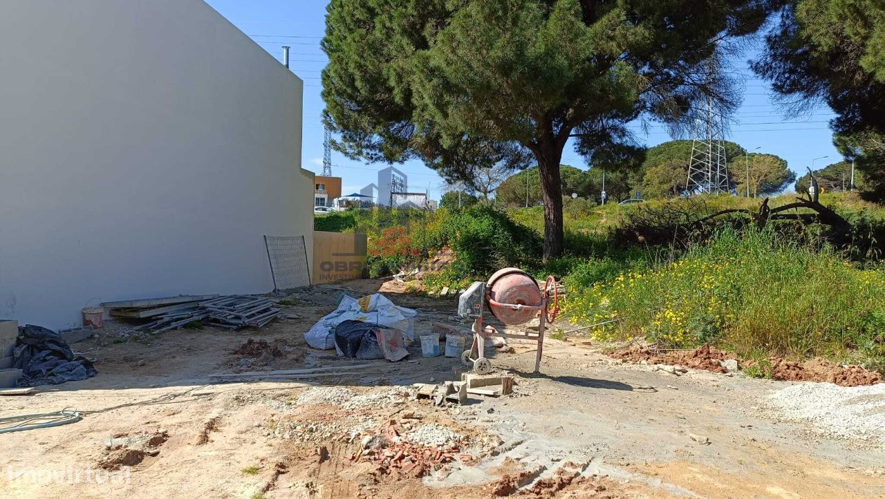 Terreno urbano na Quinta da Amizade, Rua das Amendoeiras.