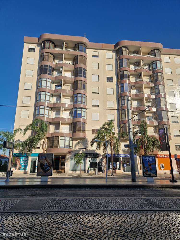T3 Luxo (T3+T3 ligados/2 Fracções) com 3 Boxes Vistas - Almada Centro-0
