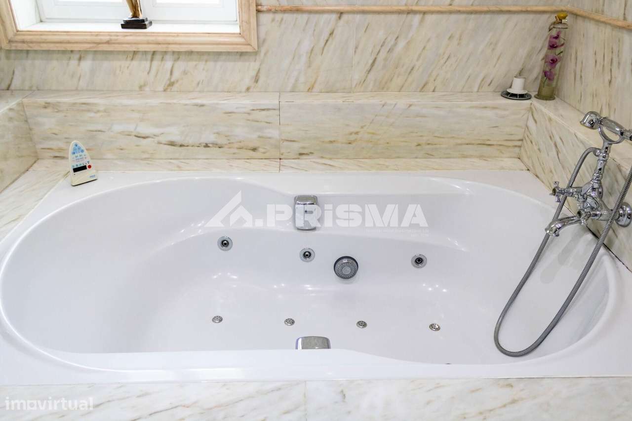 Moradia T5 para Venda em C. Branco-24