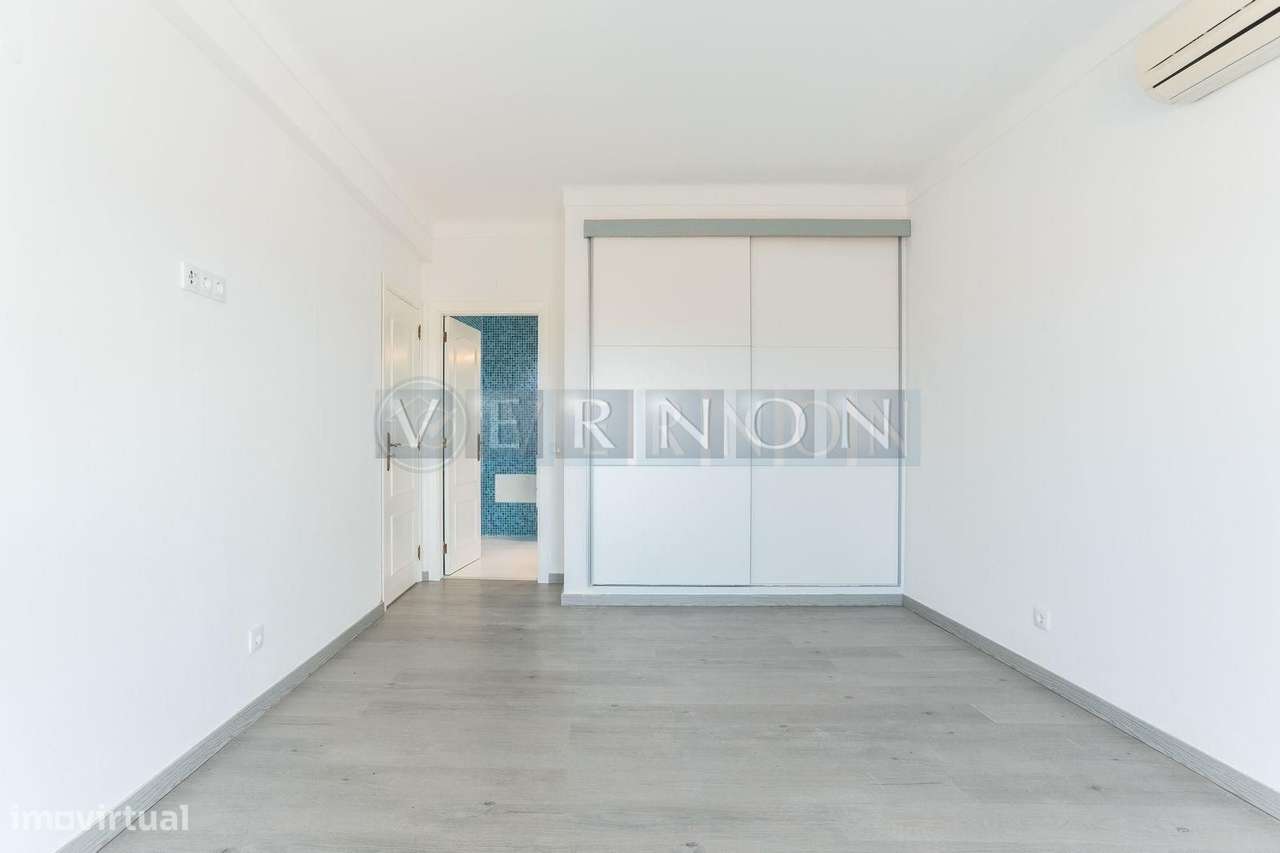 Moradia Renovada T4 com Vista Rio Arade, Piscina e 2.450 m² de Terreno-23