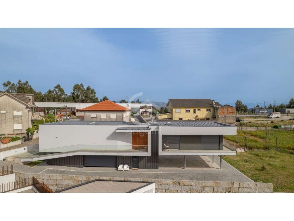 Moradia Contemporânea | 1.470 m² | A 1 Minuto da A4-49