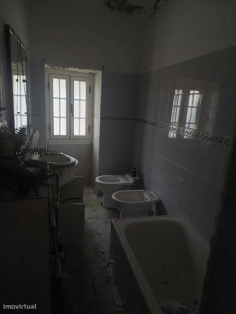 Moradia t4 , interior para recuperar- toda em pedra-2 gar. individuais-18