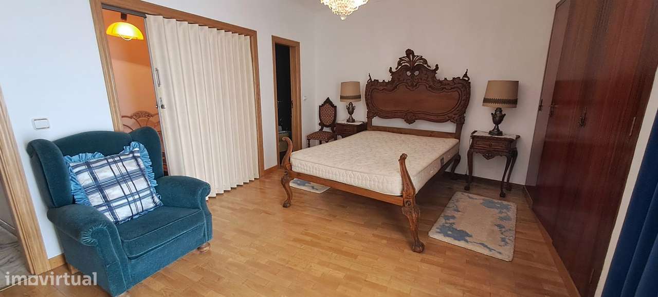 Moradia T5 com garagem e jardim em Miranda do Douro-36