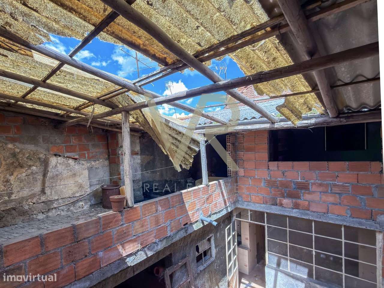 Moradia com Grande Potencial de Remodelação | Possibilidade de T5 |-27