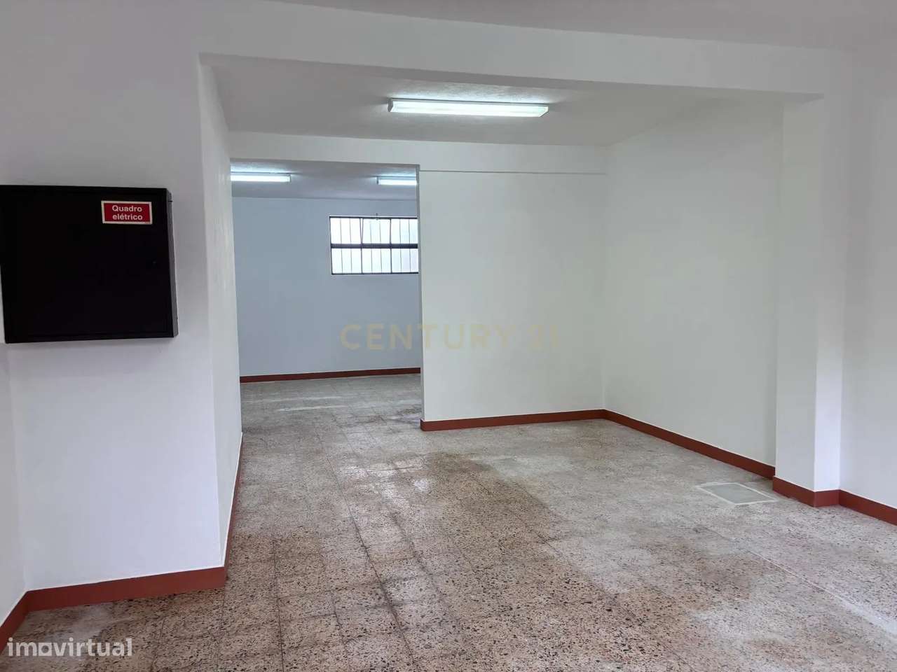 Loja Ampla com muita luz natural em Camarate - Grande imagem: 2/17