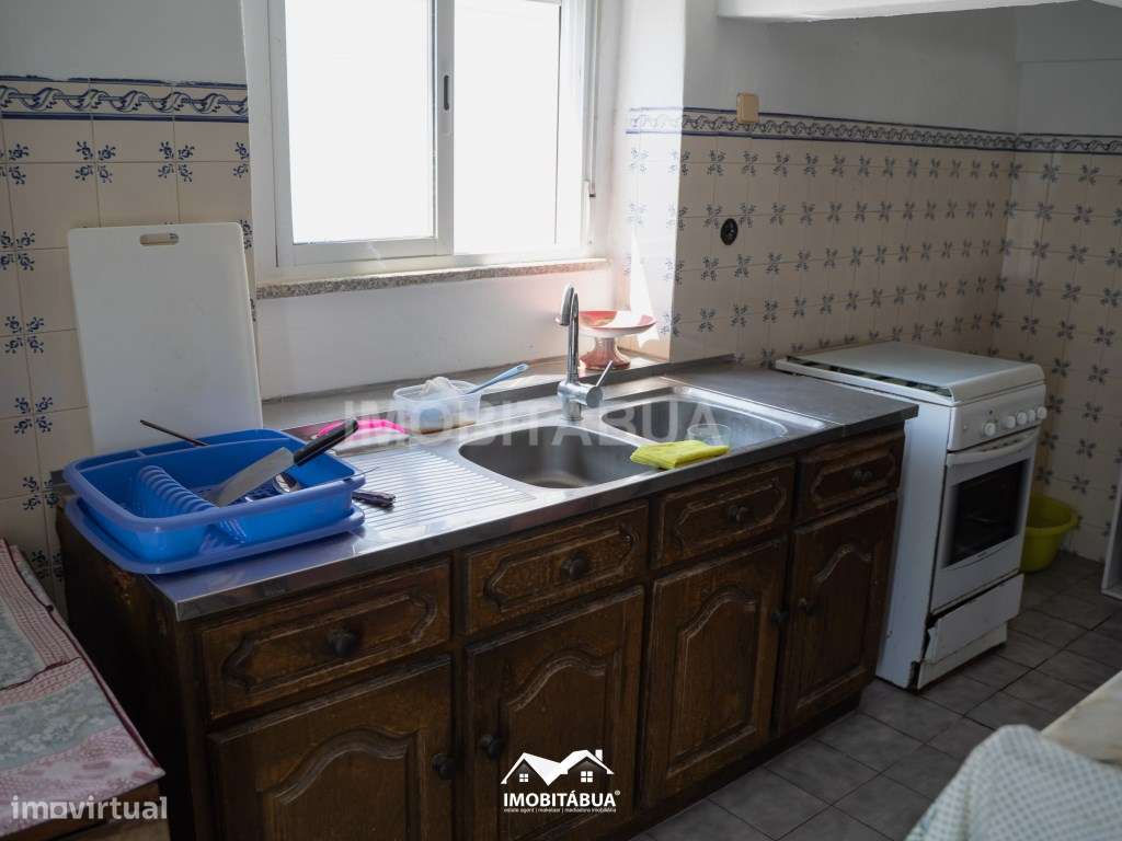 Espaço comercial com habitação T5 no centro da vila-9