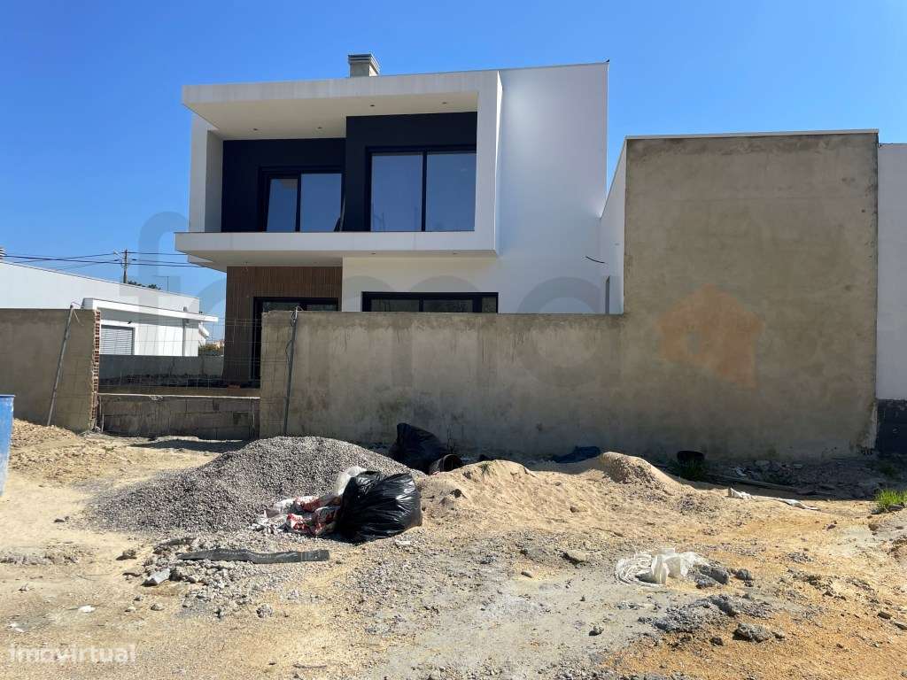 Moradia T3 com jardim e piscina em zona residencial tranquila-12