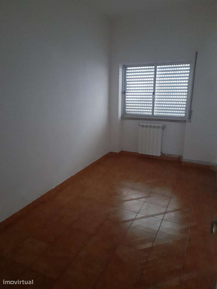 T2 com cozinha separada e gás natural no Barreiro-9