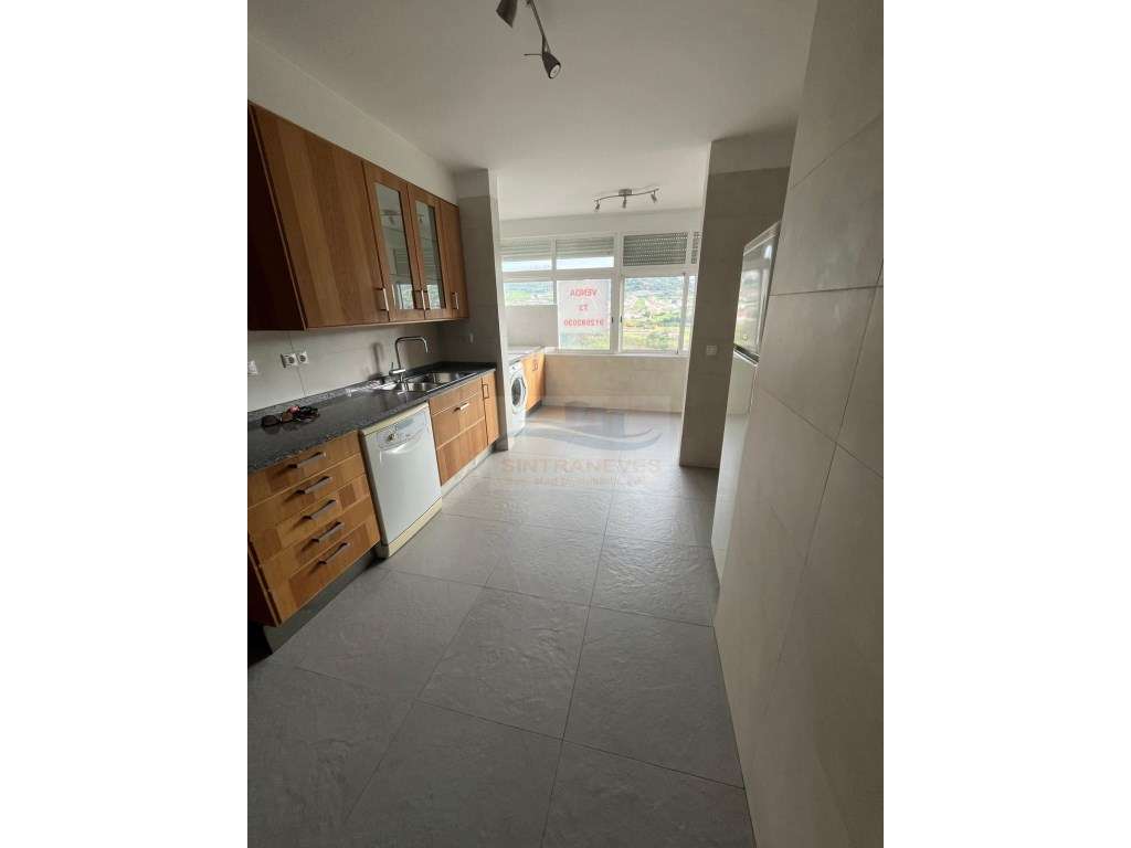 Apto T3 Remodelado, com elevador, duas casas de banho e arrecadação... - Grande imagem: 2/16