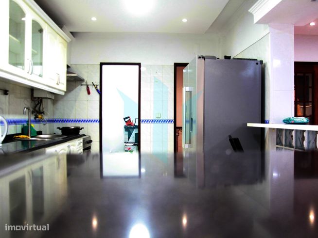 Apartamento T3 com Suite, Lareira e Áreas Amplas em Rio de Mouro-2