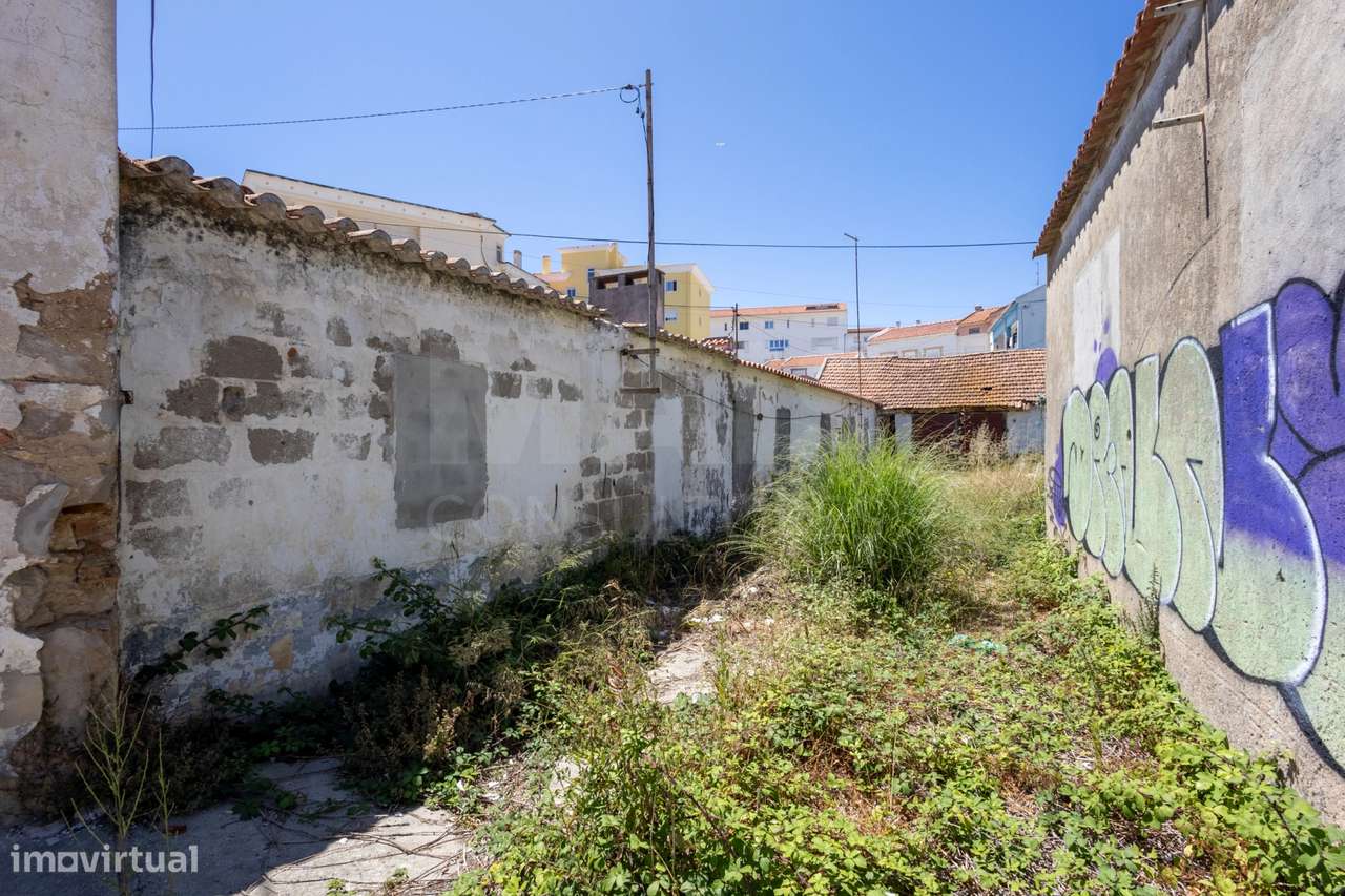 Terreno com 4 construções e 1 armazém no centro de Peniche - Grande imagem: 5/12