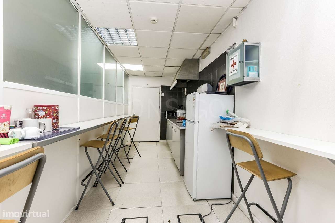 Escritório, loja e armazém com 550 m² em Linda-a-Velha, pronto a funci-8