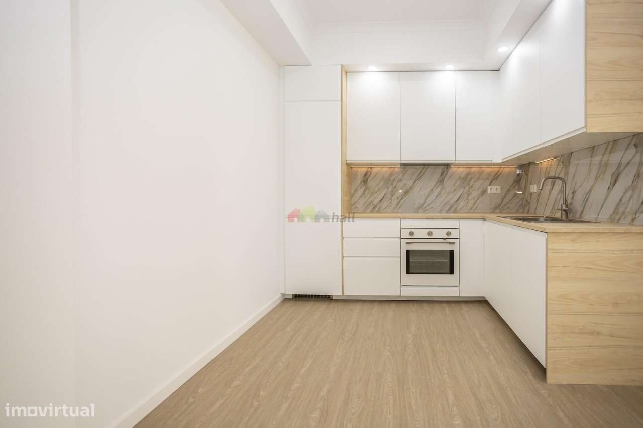 Apartamento T1 Totalmente Remodelado com Terraço Privativo (45 m2)-1