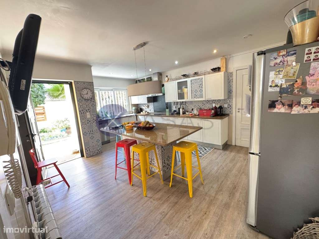 single-family residential building, with a T6 layout, comprising gr...-17