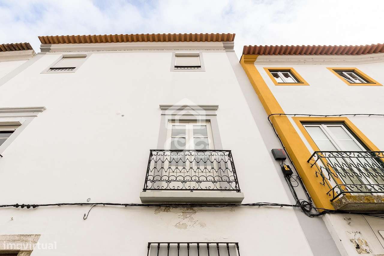 Moradia de luxo com 3 suites, pátio e varandas junto aos Meninos da Gr-47