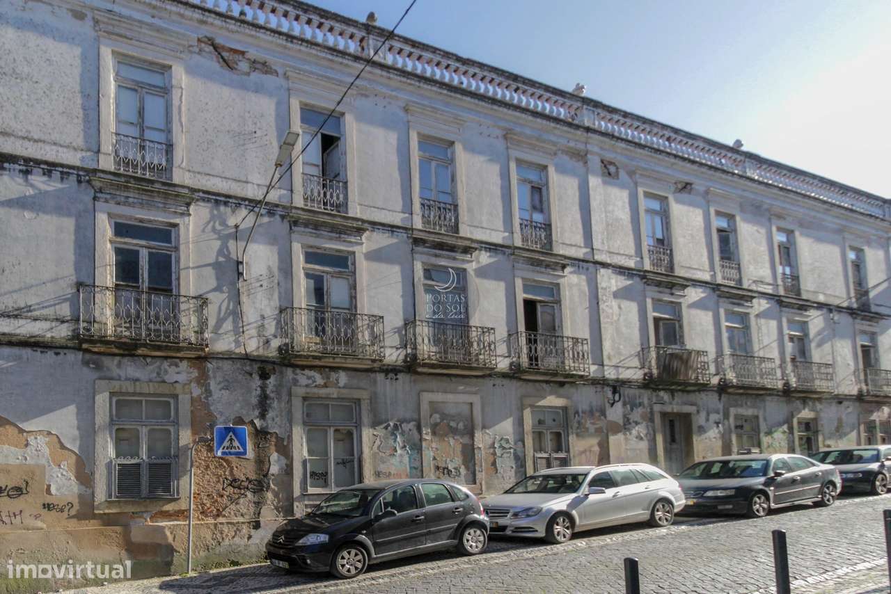 Palacete c/ jardim no c. histórico de Santarém. - Grande imagem: 2/26