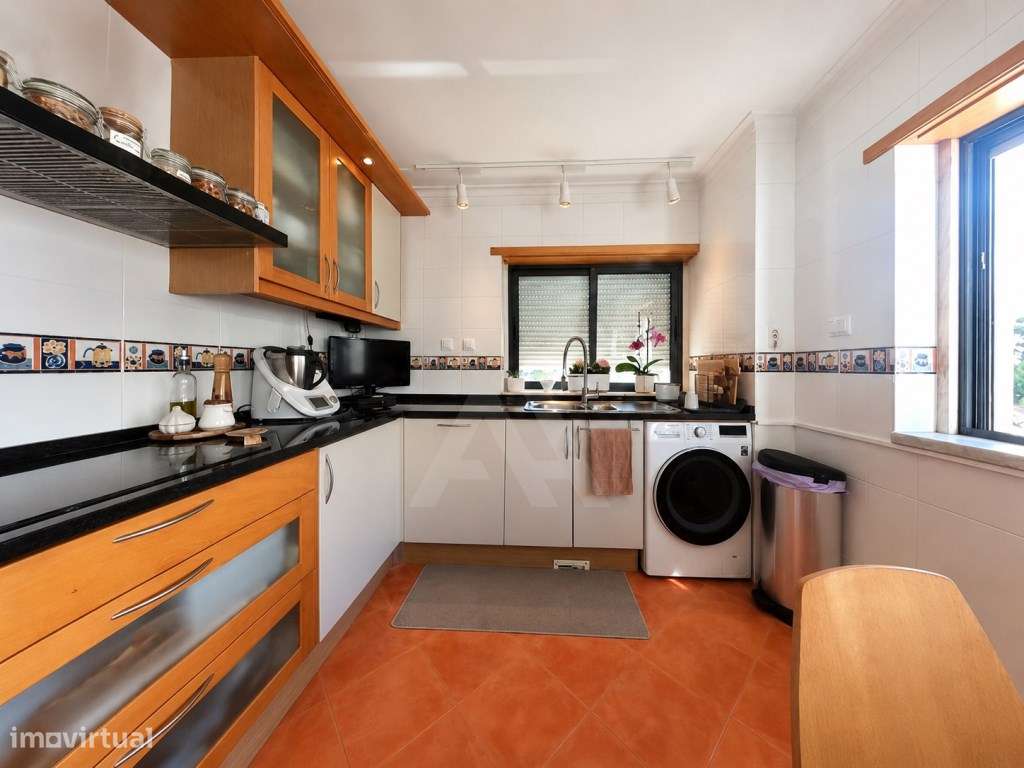 Apartamento T4 com Garagem box, na Amadora-8