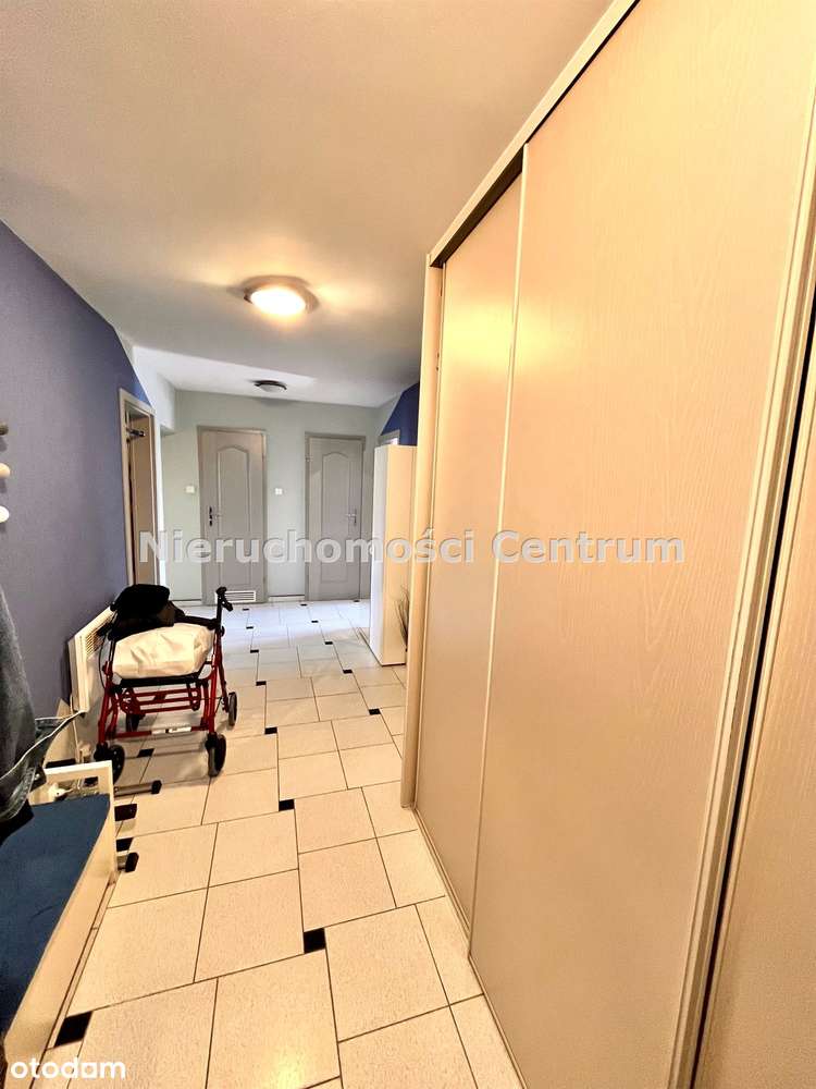 TRZYPOKOJOWY APARTAMENT Z DUZYM BALKONEM NA PODZAMCZU-1