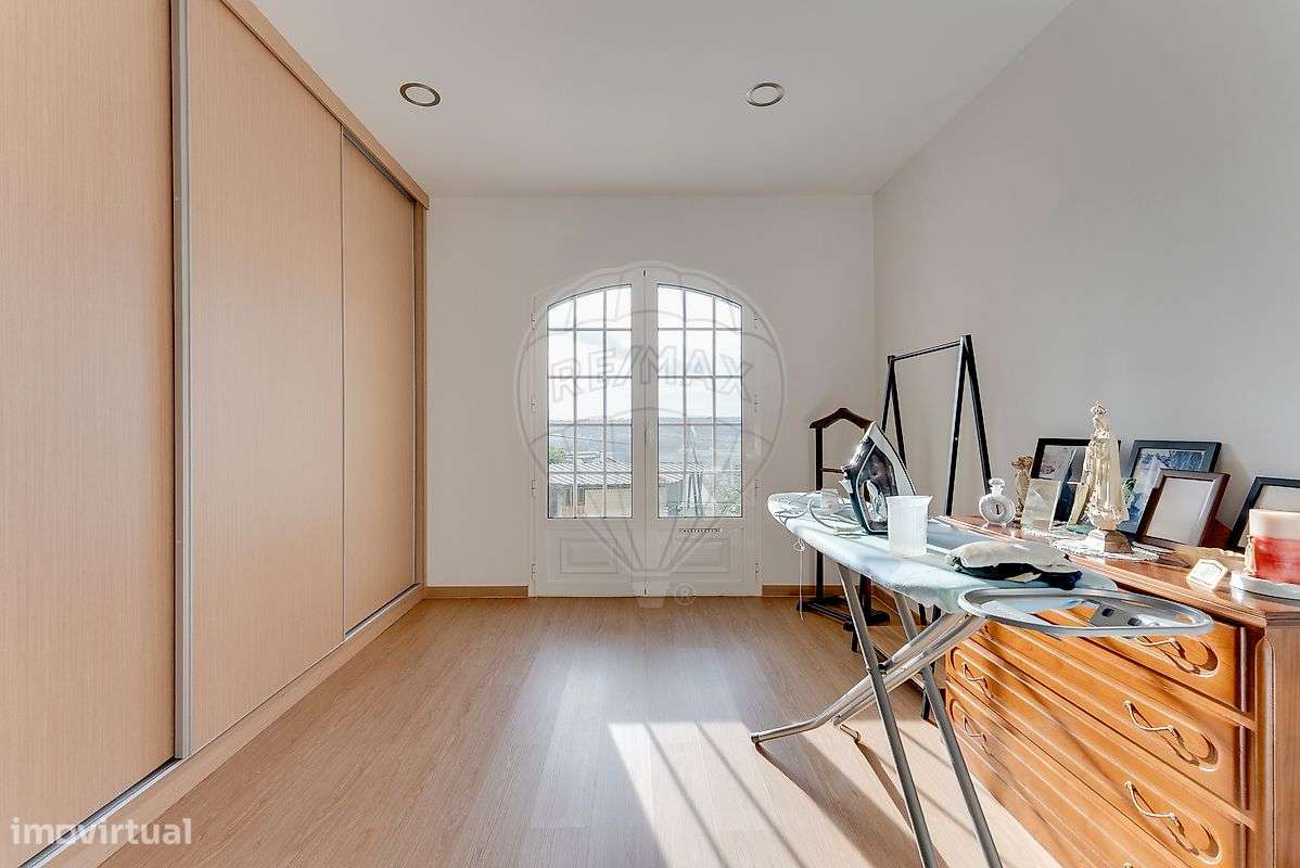 Moradia T5 com eficiência energética e vistas desafogadas em Assequins-12