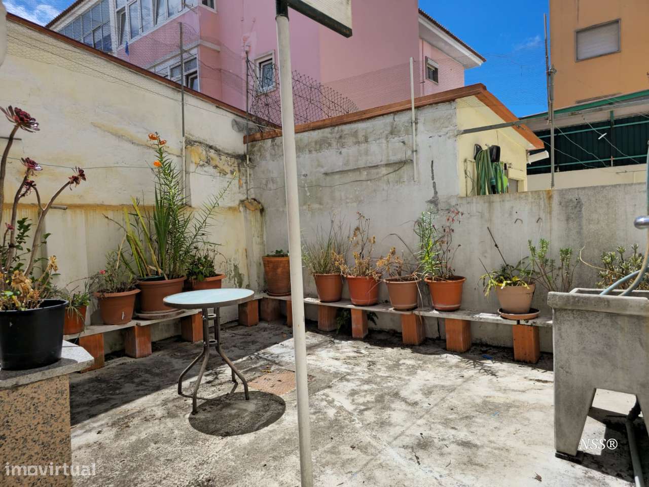 Apartamento T2 com quintal e anexo na Amadora-14