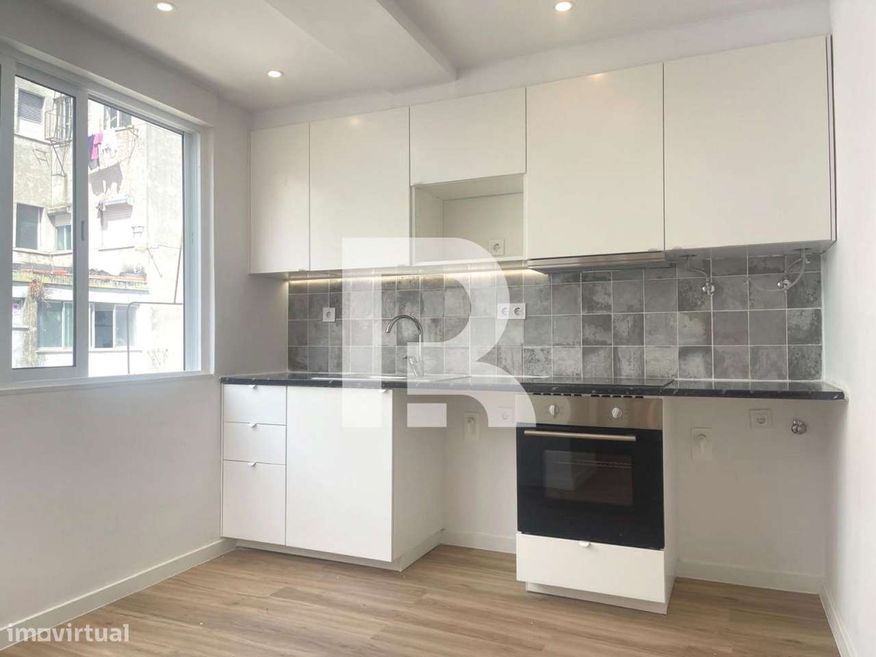 Apartamento T2 totalmente remodelado em Queluz-0