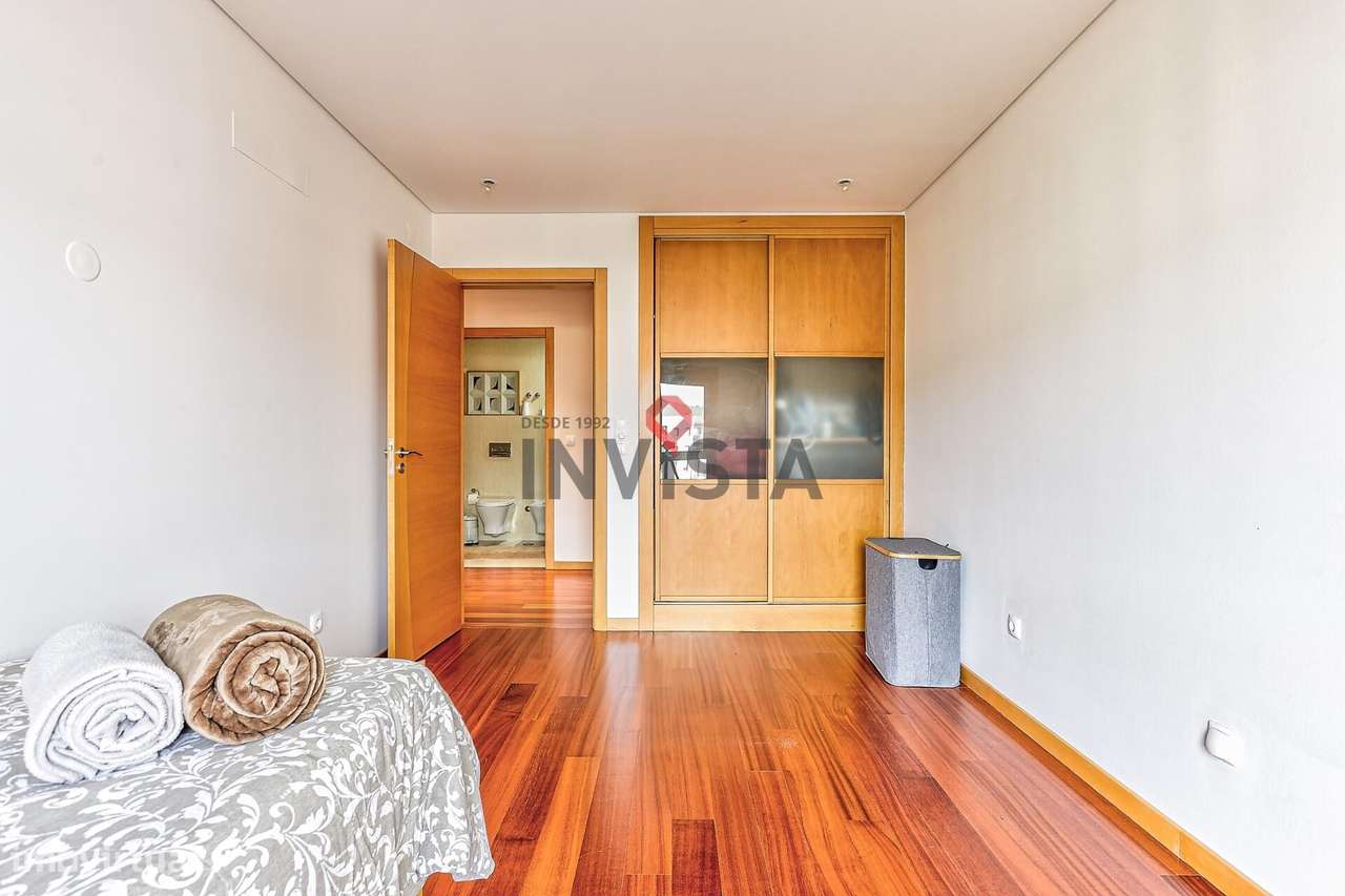 T3 com varanda e box dupla na Urbanização da Malvarosa-18