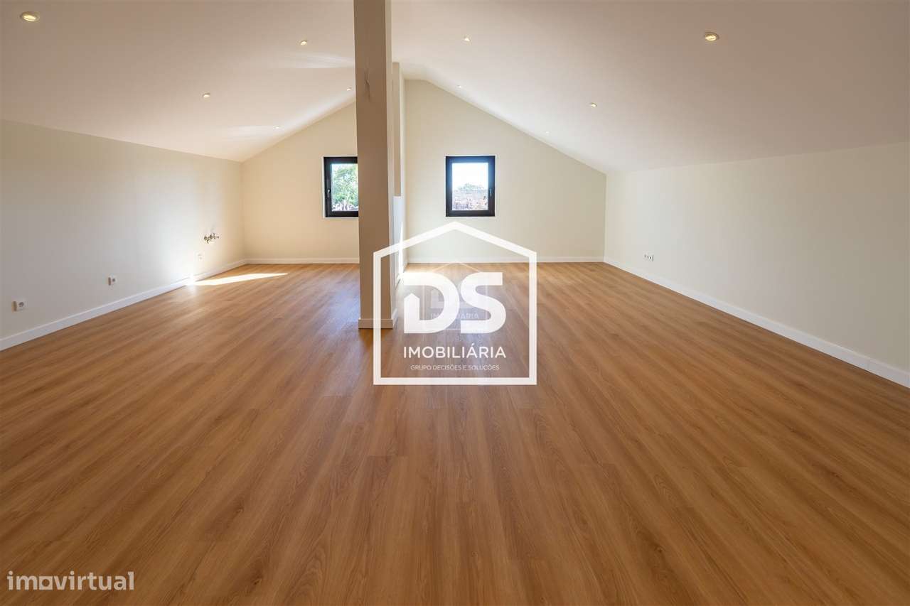 Moradia T4 + T1 com amplo terreno e espaços de lazer em Juncal, Porto-34
