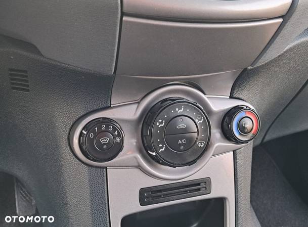 Ford Fiesta 1.25 Ambiente - 32