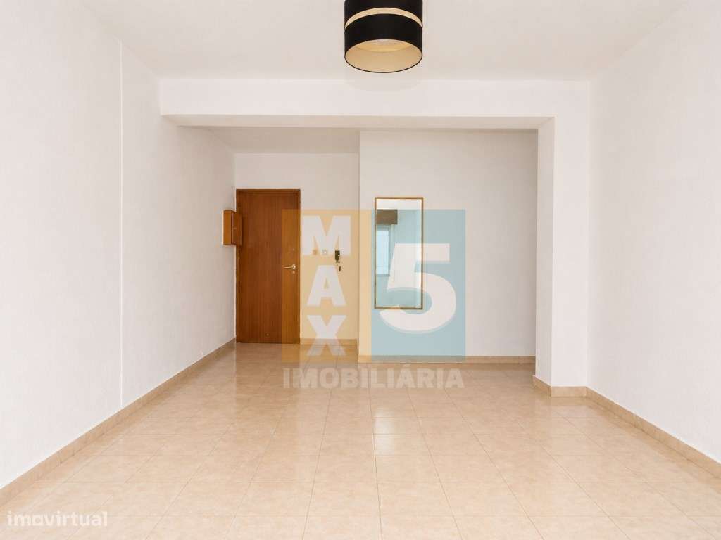 T1 com boa luz natural para remodelação total - Vale da Amoreira-11