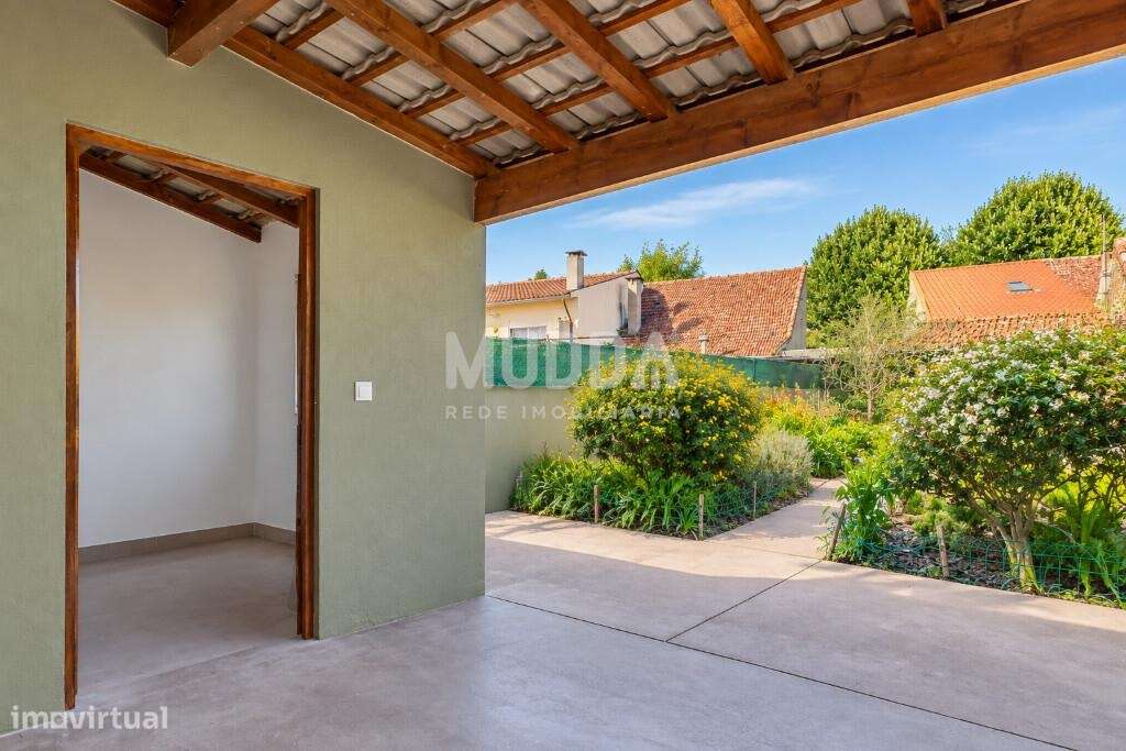 Moradia totalmente remodelada em 2025 — charme, modernidade e um jardi-49