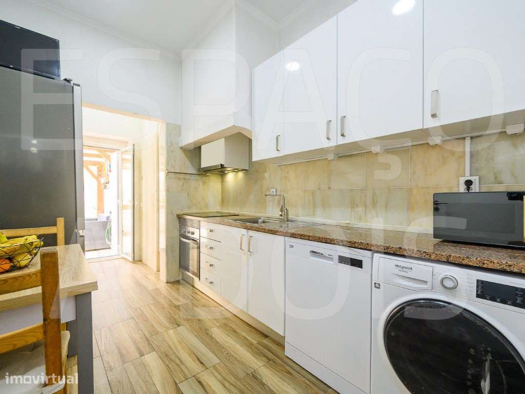 Amadora Centro | T3 Remodelado com 2 Suites e um Fantástico Logrado...-21