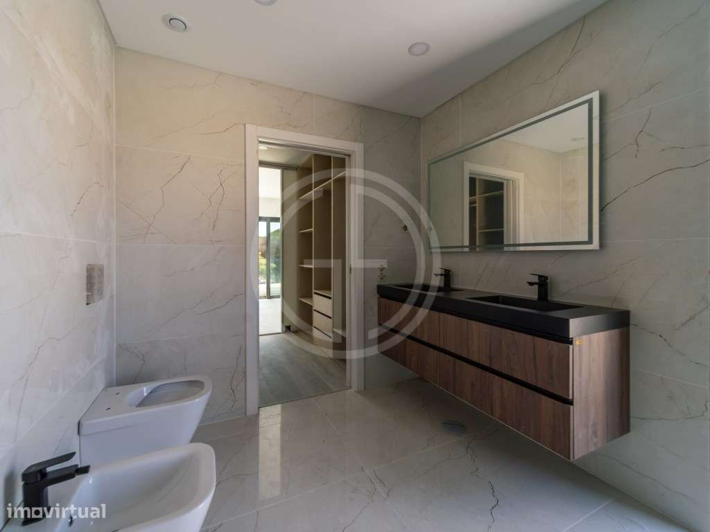 Moradia V3+1 com piscina privada em Gambelas-31