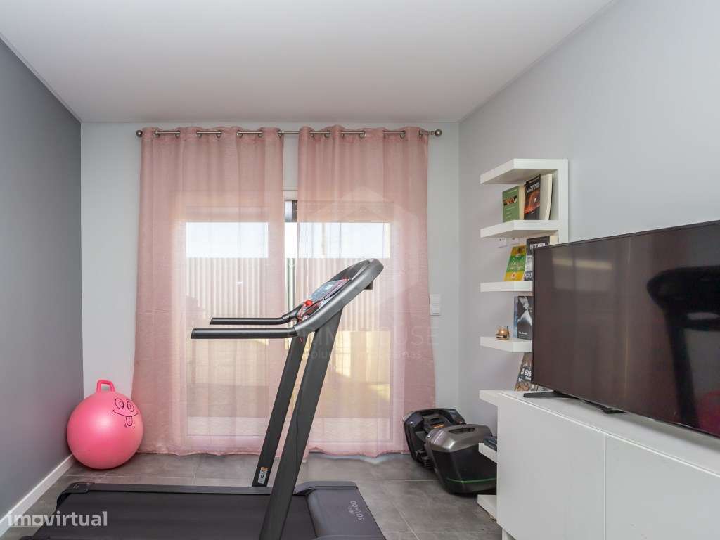 Moradia Isolada T4 com Piscina, Garagem e Acabamentos Premium-23